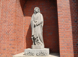 入口の左にある聖母マリア像