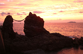 夕陽が美しい「夫婦岩」