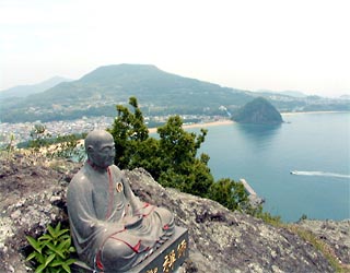 岩戸山の頂上東側にある座禅石