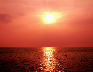 小浜温泉より望む橘湾に沈む夕陽は天下一品