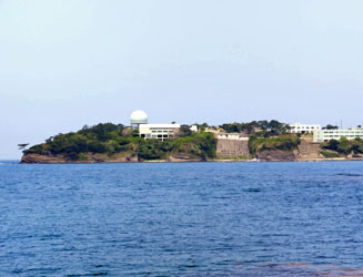 沖の海栗島（うにしま）には自衛隊のレーダー施設がある