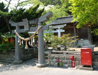 集落の入口近くにある本宮神社