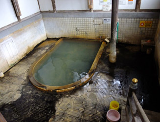 古風な浴槽があるだけの竹瓦（たけがわら）温泉