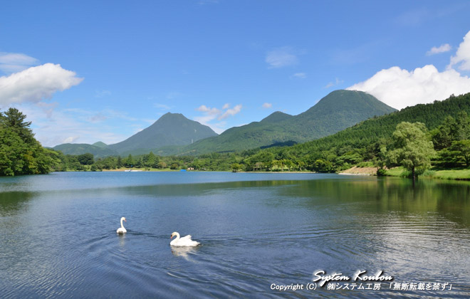 志高湖は標高６００ｍにある高原の小さな湖　※ 奥左：由布岳、奥右：鶴見岳
