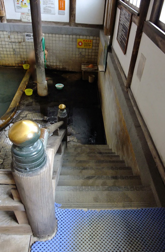 擬宝珠（ぎぼうしゅ）のある階段を下った所が浴槽