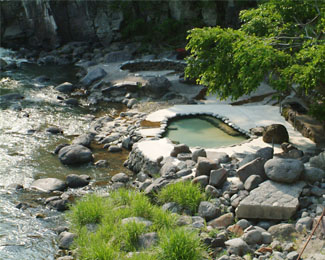 天ヶ瀬温泉の川そばにはたくさんの露天風呂がある