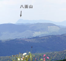 遠くに見える八面山（標高659m）
