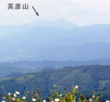 遠くに見える英彦山（標高1200m）