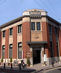 日田市内にある黎明館（ひた押し花美術館）。黎明館（りょうめいかん）は元は大正５年に建てられた大分銀行日田支店です、現在は押し花美術館として利用されています。