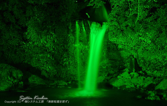 夜間照明される慈恩の滝