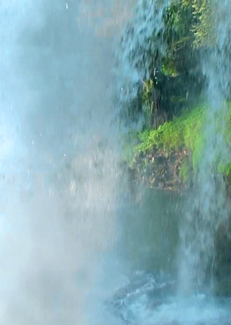 【滝の裏】 “ドバドバ”と水の音がすごい！