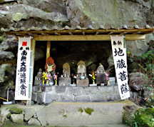 滝のそばにある地蔵菩薩