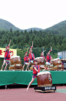 上津江フィッシングパークで毎年７月の中旬に行われる「渓谷まつり」での酒呑童子太鼓