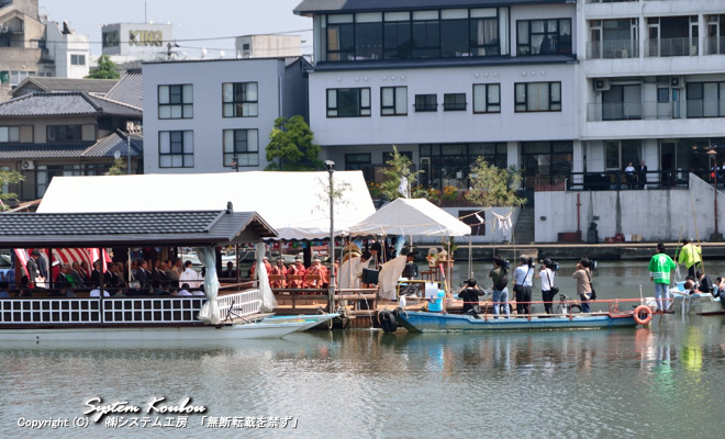 【10:23頃】 三隈川に浮かべた船で「水神祭」の神事が行われています　　（ 2014/5/24 撮影 ）