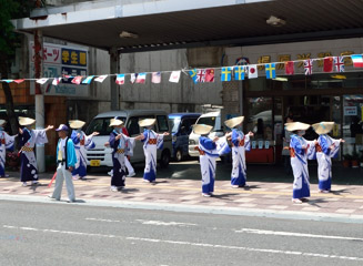 町中を練り歩く「三本松自治会演芸隊」