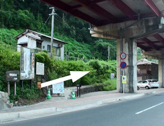 本来の桜滝への遊歩道入口はJR天ケ瀬駅の西の端にある
