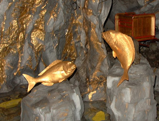 ２００６年の盗難に会う前の純金の鯛（2002年撮影）