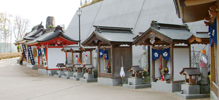 高塚愛宕地蔵尊の境内にはいろいろなお地蔵さんが並ぶ