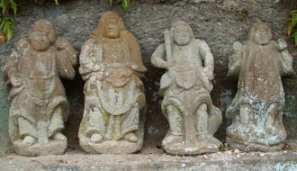 境内にある石像四天王像 （市指定有形文化財）