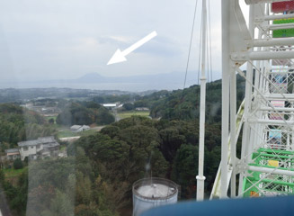 大観覧車から遠くにサルのいる大分市の高崎山が見える