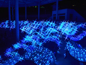 「竹の海」光につつまれた竹の波が押し寄せる幻想的なアート空間