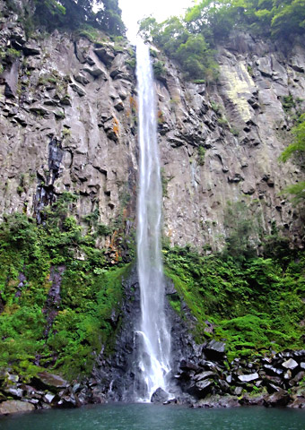 「宇佐の三滝」とも言われている名瀑で落差85m