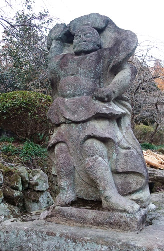 左の丸彫り仁王像（金剛力士像）