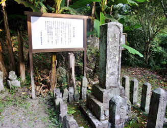 江戸時代の中頃に母に孝行した神崎右京宮を記念して建てられた石碑