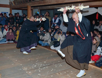 長老の僧侶も香水棒(こうすいぼう)舞を行う