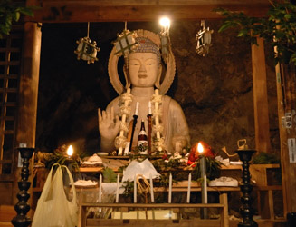 講堂の主尊は薬師如来坐像、脇侍（わきじ）に月光菩薩立像が祀られている