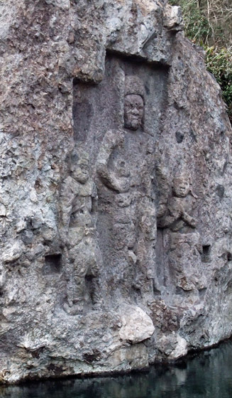 長岩屋川の大岩に高さ3.23メートルの不動明王と２童子