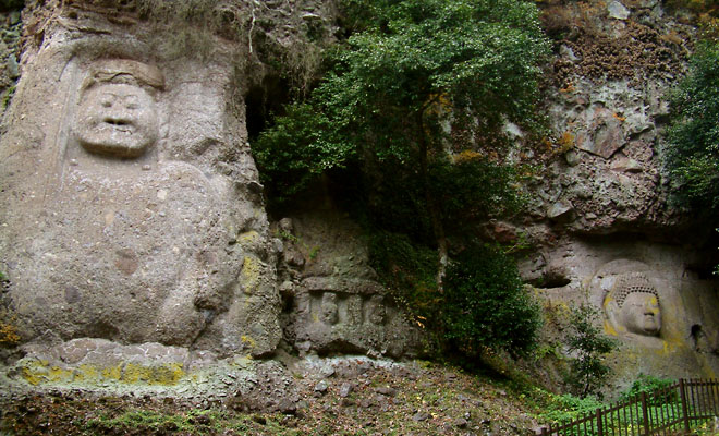 熊野磨崖仏は不動明王像と大日如来像の２体が彫られている