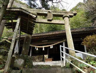 隣にある身濯神社（みすすぎじんじゃ）。鳥居には「六所権現」と書いてある