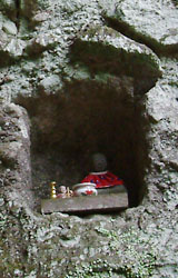石窟の中にある仏