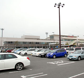大分空港ターミナルビルと広い駐車場