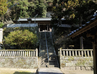 石段の上にある社殿
