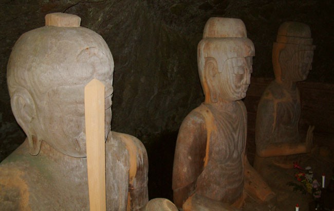 龍岩寺にある僧行基が一夜で彫ったと言われている白木の三尊像