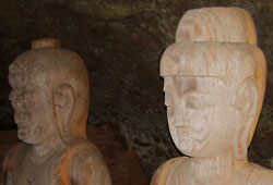 龍岩寺にある仏像（左より不動明王と阿弥陀如来像）