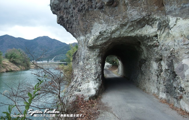 旧参道のトンネルは県内最古の石橋である「とくしん橋」と同じ延享２年（１７４５）頃にできたと考えられている