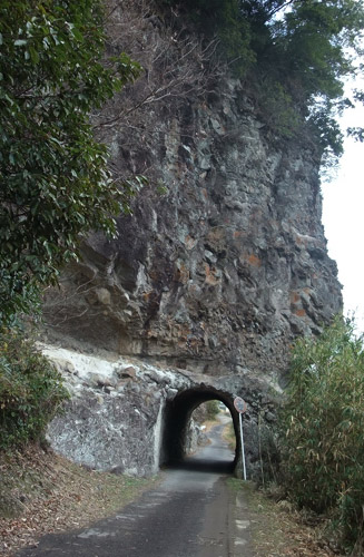 鷹栖（たかす）観音の下流 約300m にあるトンネル