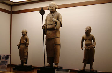 太郎天像と二童子立像 （大分県立歴史博物館にて）