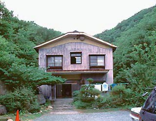 赤川温泉にある「赤川荘」は滝のある露天風呂が人気