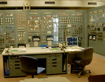 無人で運転されている管制室（約2キロメートルはなれた大岳発電所から遠隔操作しているようだ）