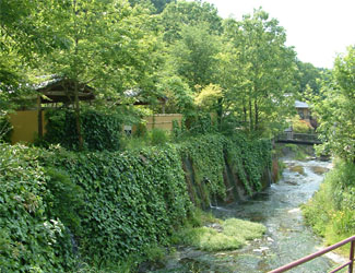 宝泉寺温泉では川沿いに露天風呂の建屋が並ぶ