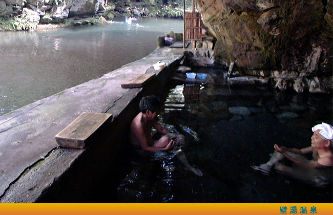 壁湯温泉は天然の洞窟を利用した露天風呂