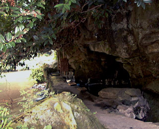 壁湯温泉の湯船は天然の洞穴にある