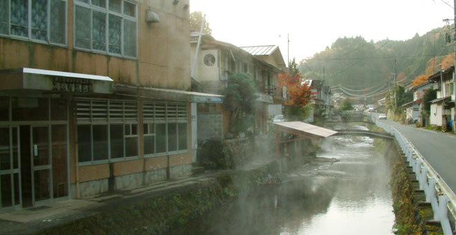志津川には早朝には川面に湯気が立つ