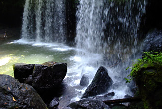わりと均等に水が落ち、横広がりの滝も珍しい