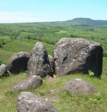 押戸石の丘周辺の石群と阿蘇北部の山々
