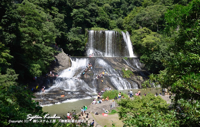 松木川沿いの竜門寺境内にある龍門の滝は、夏には滝すべりや水遊びをする人で賑わう